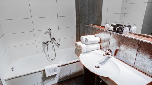 Standard room bathroom