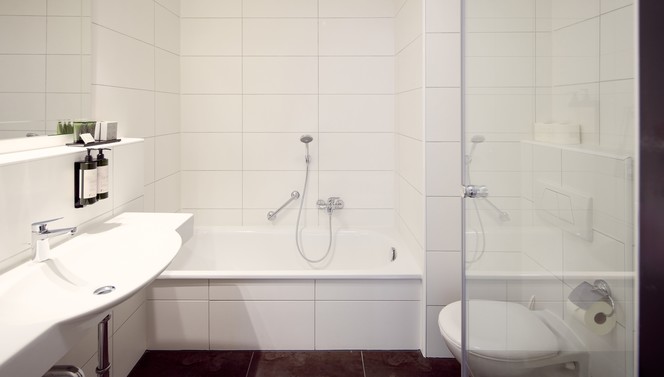 Deluxe room bathroom